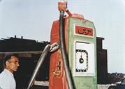 جایگاه فروش فراورده های نفتی در تهران دهه 1330 (1)