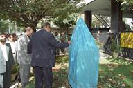 061638-zun 24 پرده برداری از تندیس شهید تندگویان در جلو ساختمان وزارت نفت 1377-سید مصطفی حسینی- (3)