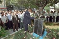 061638-zun 24 پرده برداری از تندیس شهید تندگویان در جلو ساختمان وزارت نفت 1377-سید مصطفی حسینی- (5)