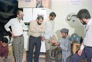054082-128-مهندس غرضی و مهار کنندگان چاه شماره 3 نوروز- عملیات الله اکبر-1362-( )-e