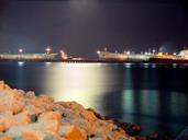 011222-167-پایانه صادرات نفت - اسکله آذرپاد جزیره خارک خلیج فارس در شب-1353.1.10