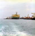 کشتی نفتکش 230000 تنی آذرپاد در اسکله تی جزیره خارک اردیبهشت 1354 (4)