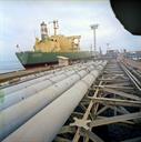کشتی نفتکش 230000 تنی آذرپاد در اسکله تی جزیره خارک اردیبهشت 1354 (6)