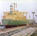 کشتی نفتکش 230000 تنی آذرپاد در اسکله تی جزیره خارک اردیبهشت 1354 (7)