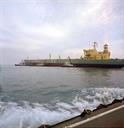 کشتی نفتکش 230000 تنی آذرپاد در اسکله تی جزیره خارک اردیبهشت 1354 (12)