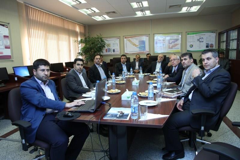 بازدید زنگنه از پژوهشگاه صنعت نفت، نازیلا حقیقتی، 11-6-93 (2)