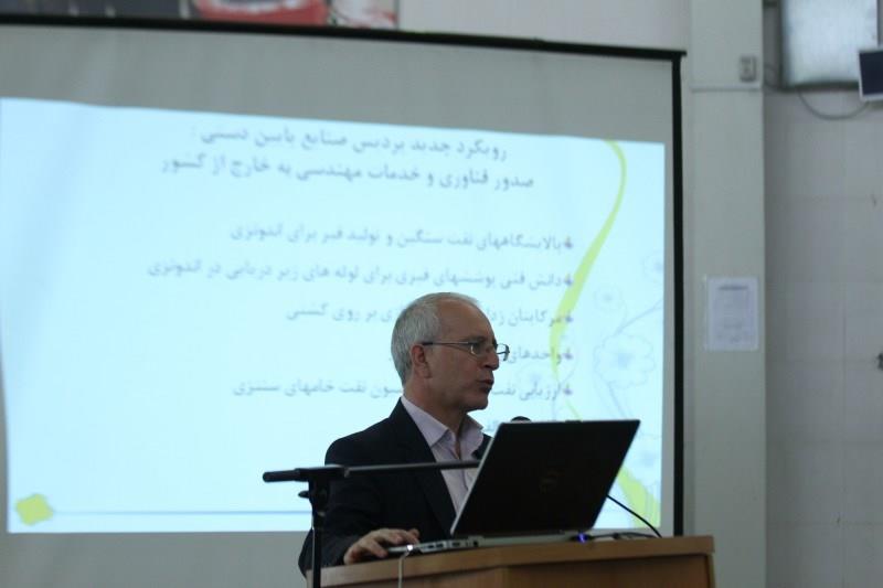 بازدید زنگنه از پژوهشگاه صنعت نفت، نازیلا حقیقتی، 11-6-93 (130)