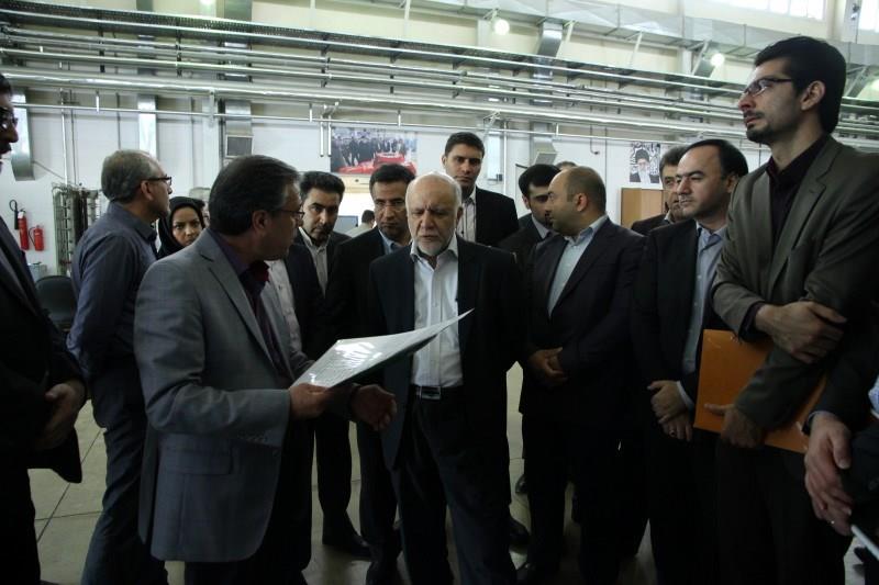 بازدید زنگنه از پژوهشگاه صنعت نفت، نازیلا حقیقتی، 11-6-93 (146)