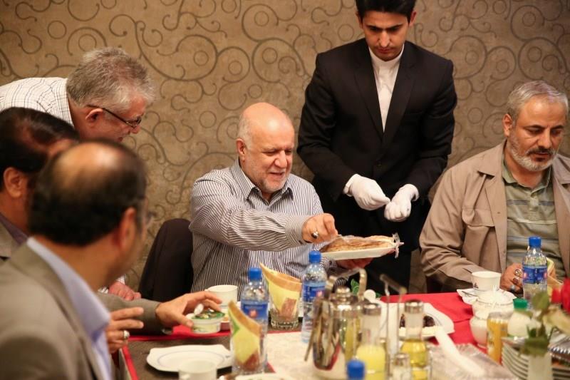 افطاری وزیر نفت بیژن زنگنه با مدیر مسولان رسانه 94.04.20 رضا رستمی (213)