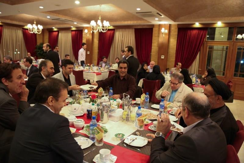 افطاری وزیر نفت بیژن زنگنه با مدیر مسولان رسانه 94.04.20 رضا رستمی (214)
