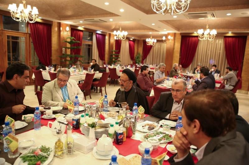 افطاری وزیر نفت بیژن زنگنه با مدیر مسولان رسانه 94.04.20 رضا رستمی (215)