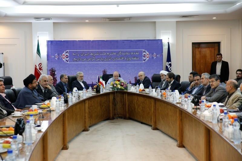 اعضای کمیسیون انرژی مجلس شورای اسلامی با حضور وزیر نفت زنگنه روز پنجشنب (17)