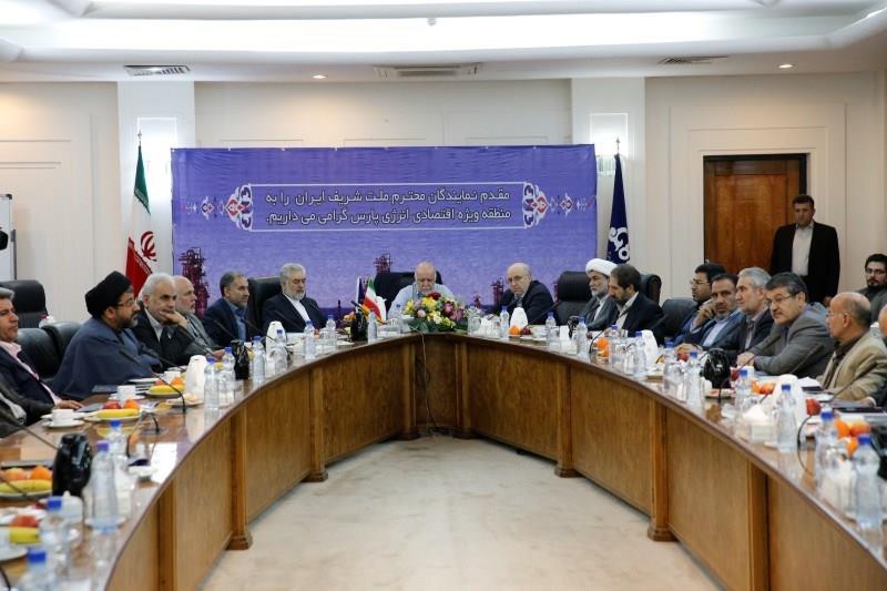 اعضای کمیسیون انرژی مجلس شورای اسلامی با حضور وزیر نفت زنگنه روز پنجشنب (17)