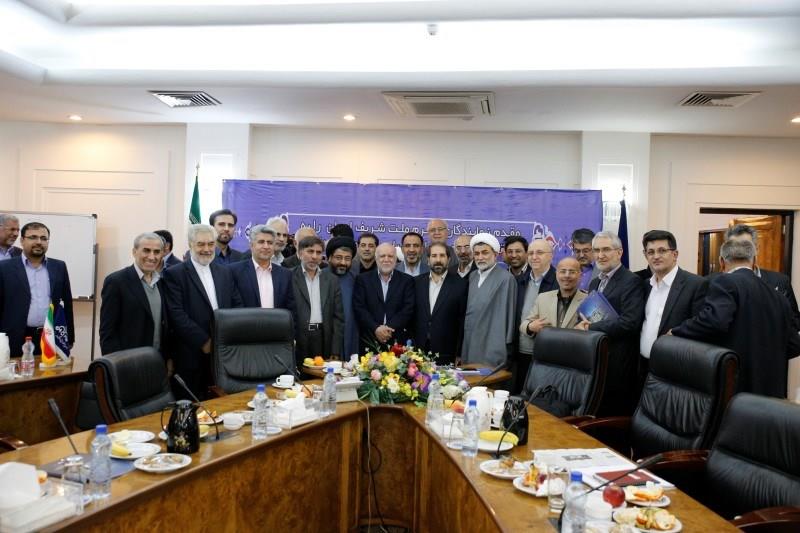 اعضای کمیسیون انرژی مجلس شورای اسلامی با حضور وزیر نفت زنگنه روز پنجشنب (42)