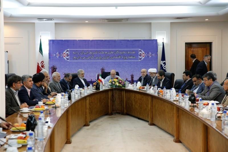 اعضای کمیسیون انرژی مجلس شورای اسلامی با حضور وزیر نفت زنگنه روز پنجشنبه 1393101718 رضا رستمی (1)