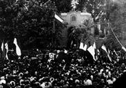 تظاهرات مردم در پشتیبانی از قانون ملی شدن صنعت نفت در تهران جلوی درب سفارت انگلیس دهه1331 (2)